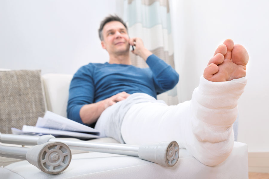 iStock-506150784-Mann-Gipsbein-900x600